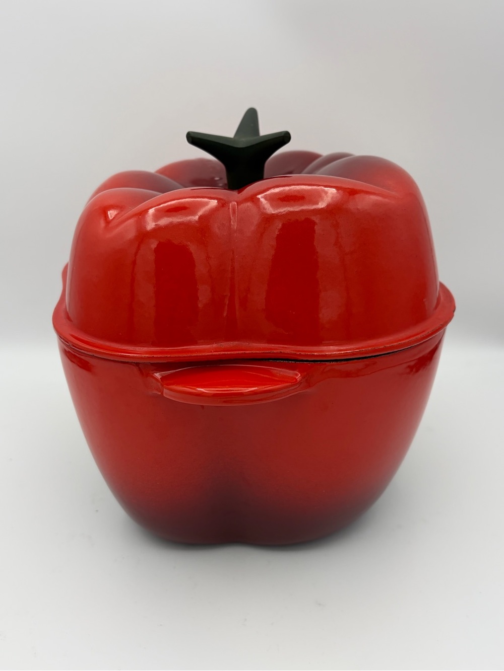 Le Creuset enameled cast iron Bell Pepper Cocotte  color Cherry Red - Picture 4 of 16